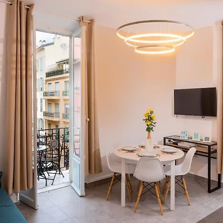 Lovely With Terrace Centre Апартаменты