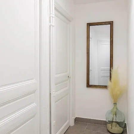 Lovely With Terrace Centre Apartment *