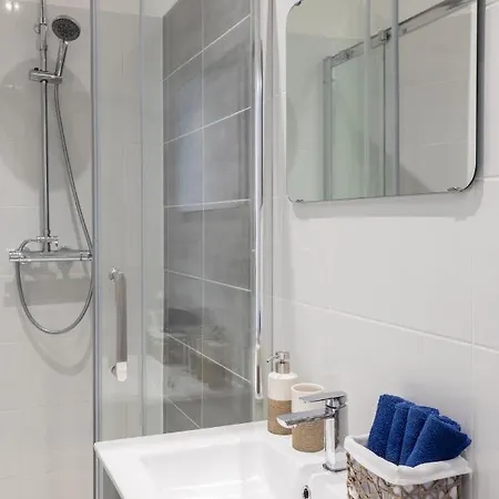 Lovely With Terrace Centre Apartment *