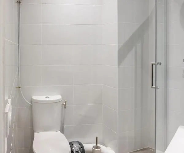 Lovely With Terrace Centre Apartment