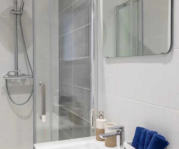 Lovely With Terrace Centre Apartment *