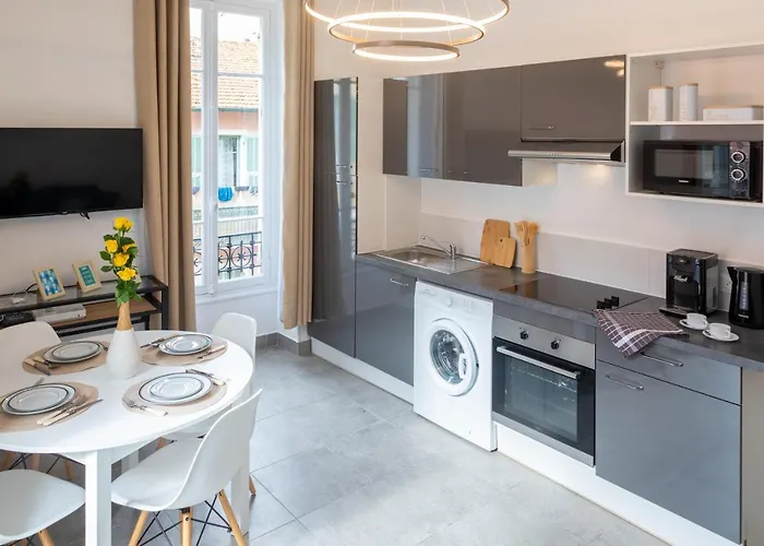 Daire Lovely With Terrace Centre