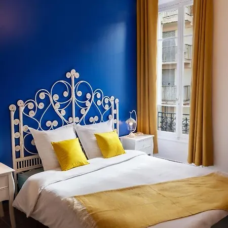 Lovely With Terrace Centre Daire