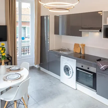 Daire Lovely With Terrace Centre